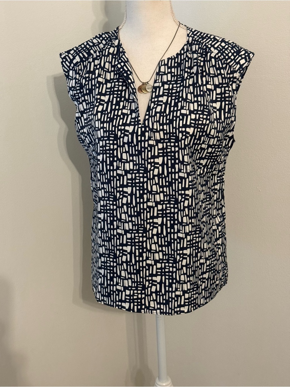 Banana Republic Black & White Geometric Sleeveless Split-Neck Top - Picture 6 of 7